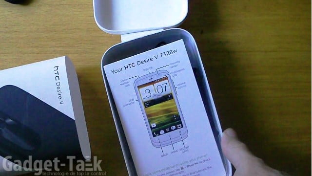 video unboxing la telefonul HTC Desire V dual sim