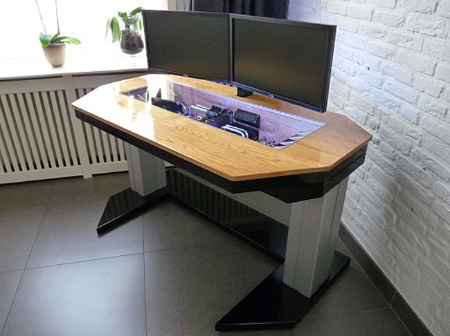 birou high-tech cu calculator integrat