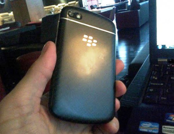 telefon Blackberry 10 din seria N spate cu tastatura fizica full QWERTY