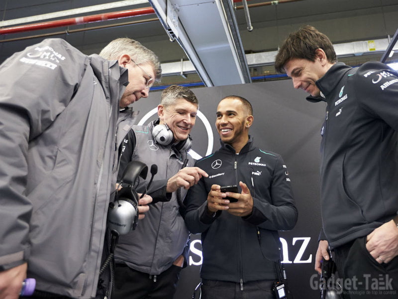 Luis Hamilton cu telefonul Blackberry Z10 la lansarea Mercedes GP W004