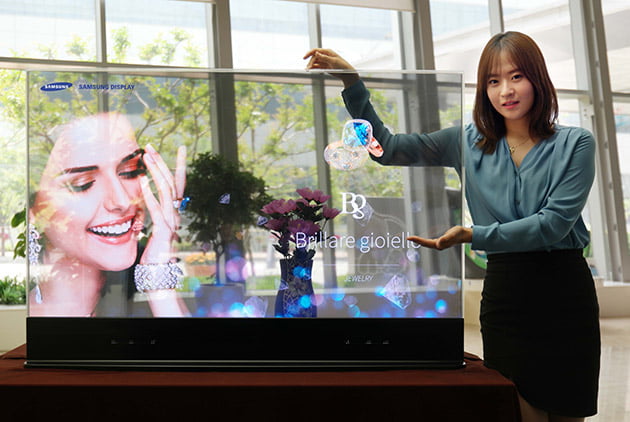 Samsung a prezentat la Hong Kong oglinda inteligenta si un afisaj OLED transparent, ambele cu tehnologie RealSense 2 Afisaj OLED Samsung transparent