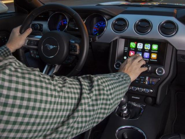 Android Auto si Apple CarPlay