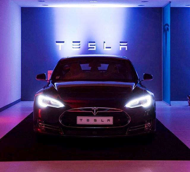 Tesla lanseaza Model 3