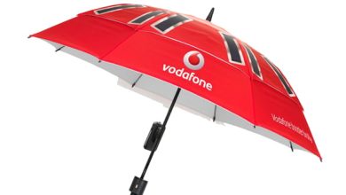Umbrela Vodafone te fereste de ploaie, dar iti si incarca si mareste semnalul telefonului mobil Umbrela Vodafone te fereste de ploaie, dar iti si incarca si mareste semnalul telefonului mobil