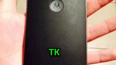 Moto X2 fotografiat cu carcasa din piele neagra si rama metalica Moto X2 fotografiat cu carcasa din piele neagra si rama metalica