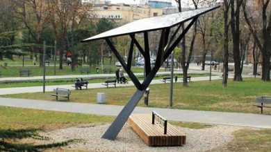 'Strawberry Tree,' WiFi hotspot si statie de incarcare cu energie solara pentru tablete, telefoane, montata la Timisoara Strawberry Tree