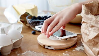Mobila IKEA care incarca telefonul wireless, prezentata la MWC2015 Mobila IKEA care incarca telefonul wireless, prezentata la MWC2015