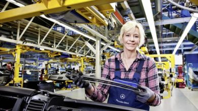 Mercedes inlocuieste mana de lucru robotizata cu oameni! Mercedes inlocuieste mana de lucru robotizata cu oameni!