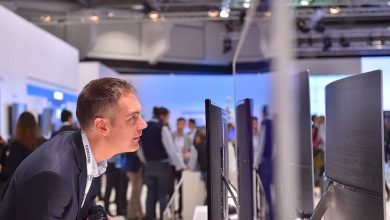 Samsung a prezentat noua gama de monitoare curbate si un model cu incarcare wireless pentru telefon Samsung a prezentat noua gama de monitoare curbate si un model cu incarcare wireless pentru telefon