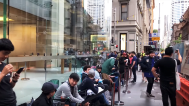 Oamenii dorm pe strazi in asteptarea telefonului iPhone X telefonului iPhone X