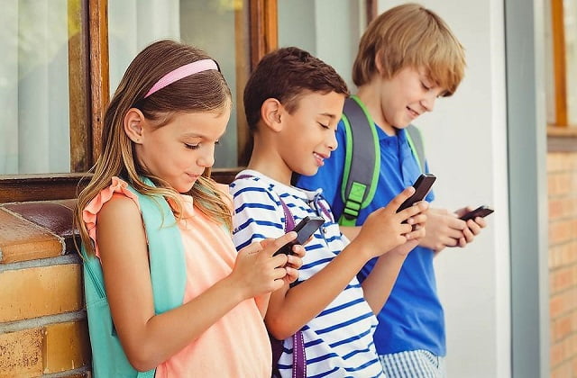 Franta interzice utilizarea smartphone