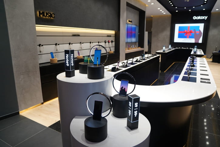 Magazinul Samsung Store Experience 4