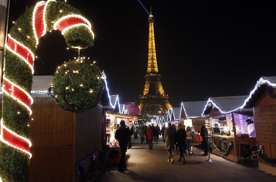 Destinatii catre targurile de Craciun din Europa si sfaturi pentru o calatorie reusita 2 craciun targ paris lumini led