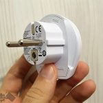 Adaptorul de priza universal sau accesoriul ce nu trebuie sa lipseasca din casa fiecaruia