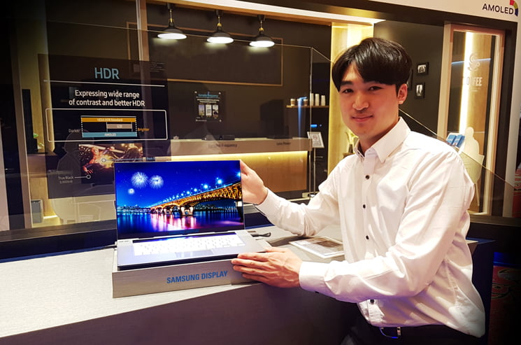 primul display OLED 4K
