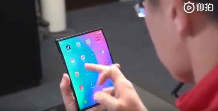 Xiaomi dezvaluie telefonul pliabil