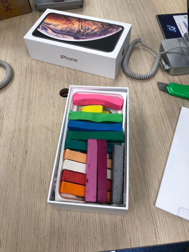 A primit plastelina de 6.800 lei in locul unui iPhone XS MAX 1 Cutia cu plastelina primita de clienta magazinului Media Galaxy din Craiova